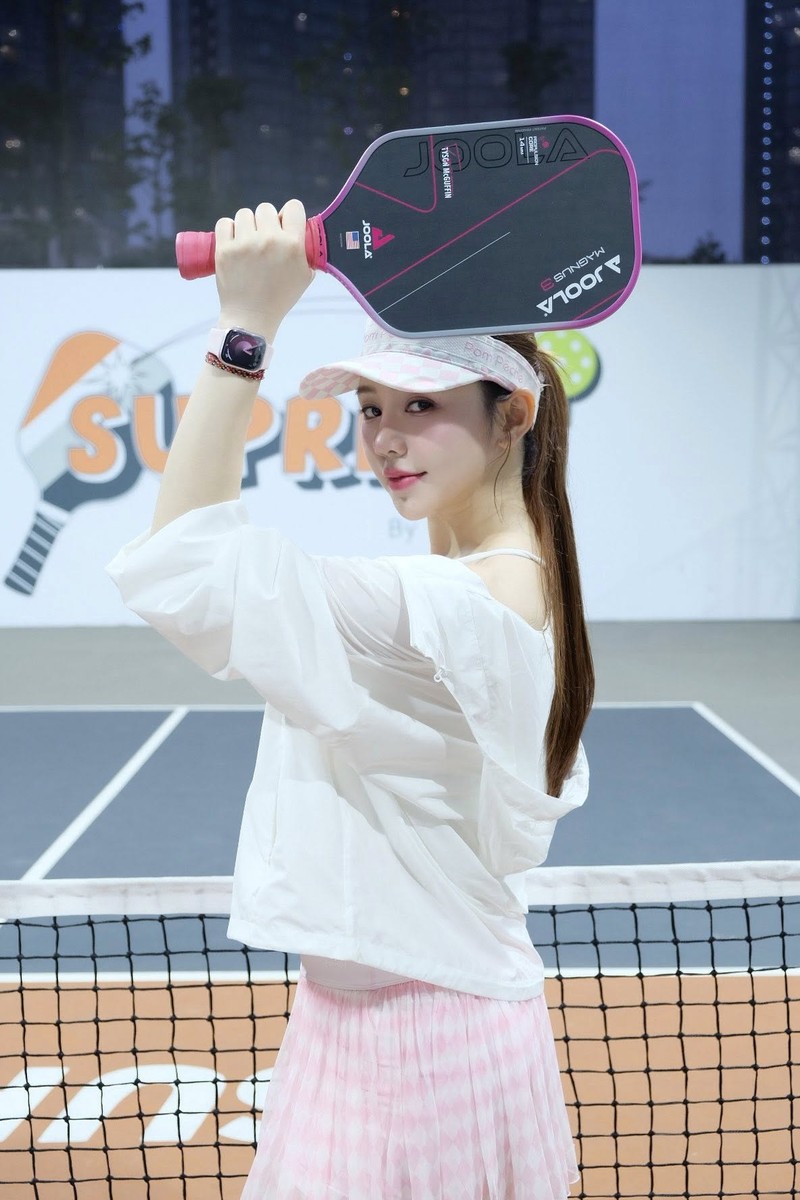 Hot girl san pickleball dien ao ngu ho hung hut view 