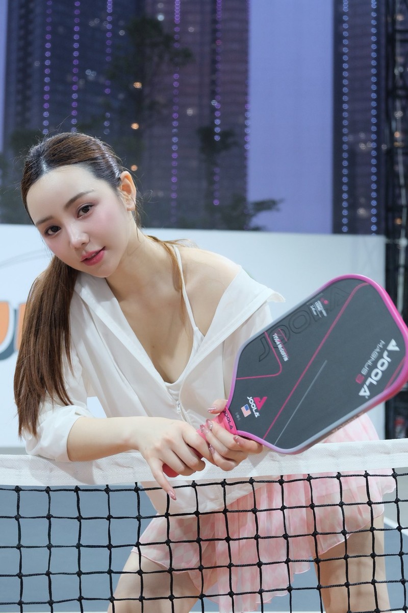 Hot girl san pickleball dien ao ngu ho hung hut view 