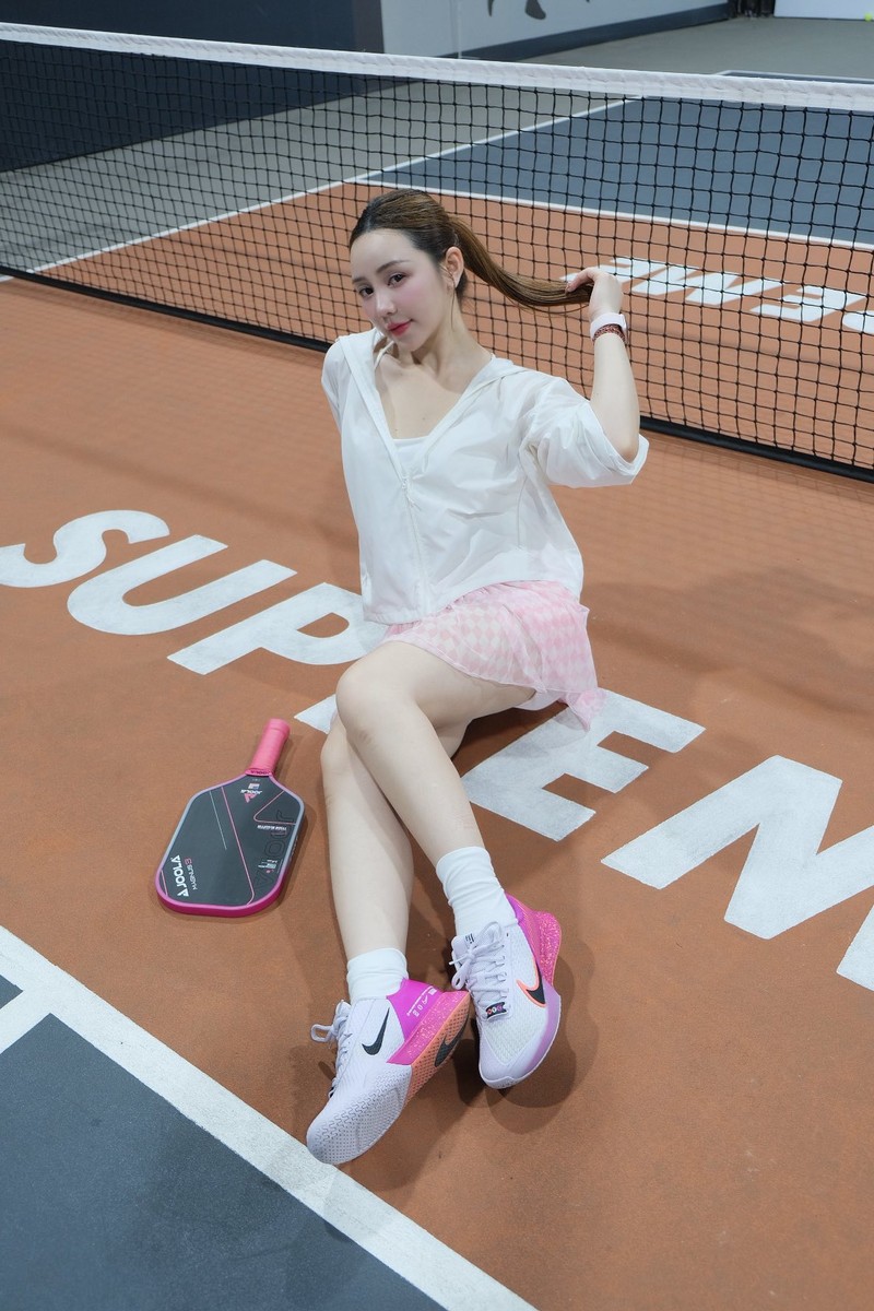 Hot girl san pickleball dien ao ngu ho hung hut view 