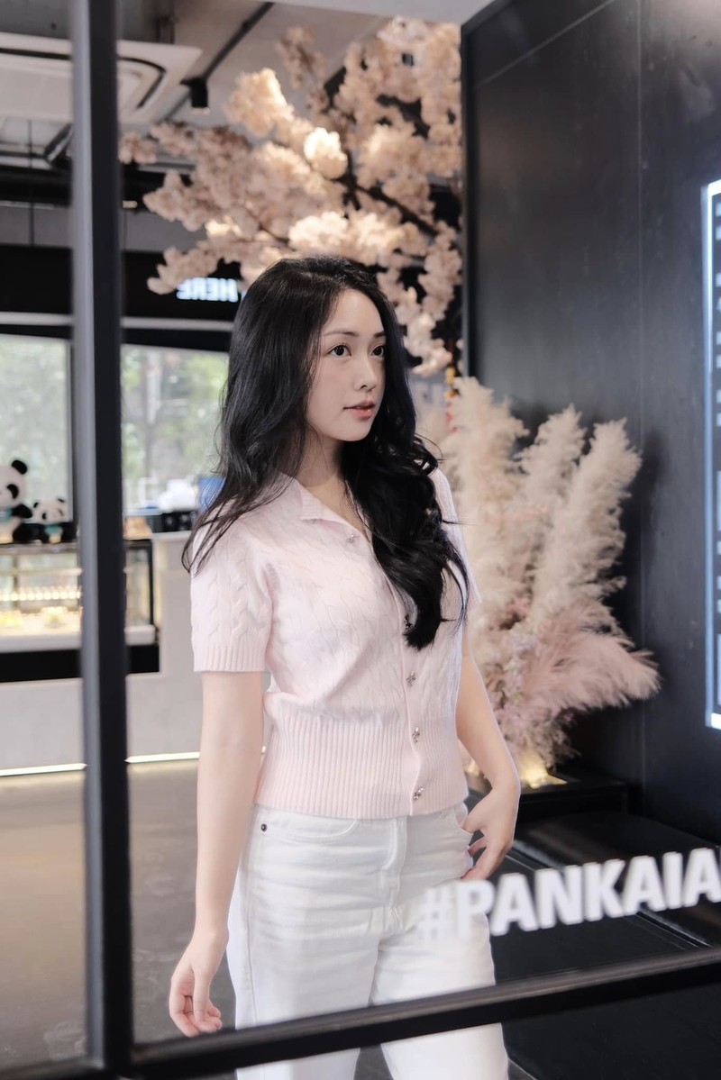 Hot girl Bac Giang lay chong cau thu xinh nhat dan WAGs Viet