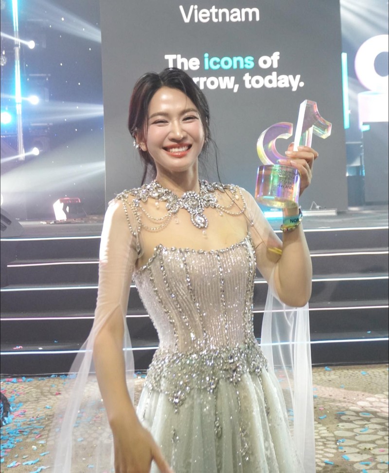 Le Bong ra canh bao, hinh anh ca nhan bi loi dung lua dao-Hinh-9