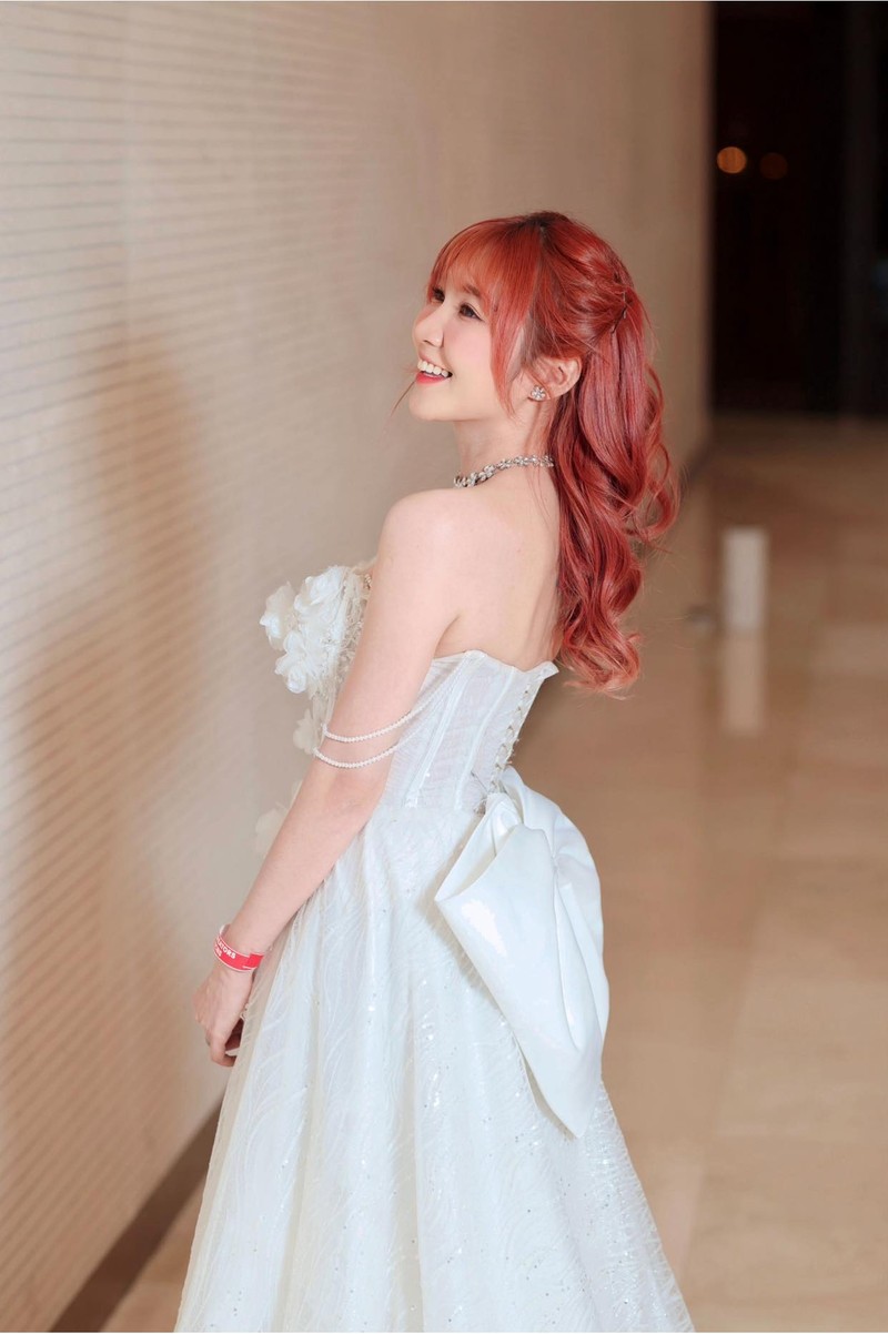 Nu streamer dinh dam Nhu Hexi tha dang khoe doi chan ngoc nga-Hinh-10