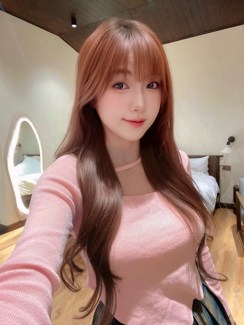 Nu streamer dinh dam Nhu Hexi tha dang khoe doi chan ngoc nga-Hinh-2