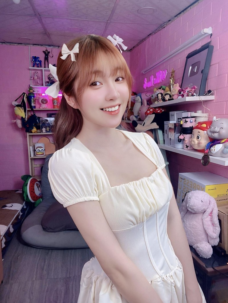 Nu streamer dinh dam Nhu Hexi tha dang khoe doi chan ngoc nga-Hinh-3
