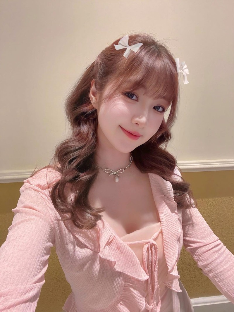 Nu streamer dinh dam Nhu Hexi tha dang khoe doi chan ngoc nga-Hinh-6