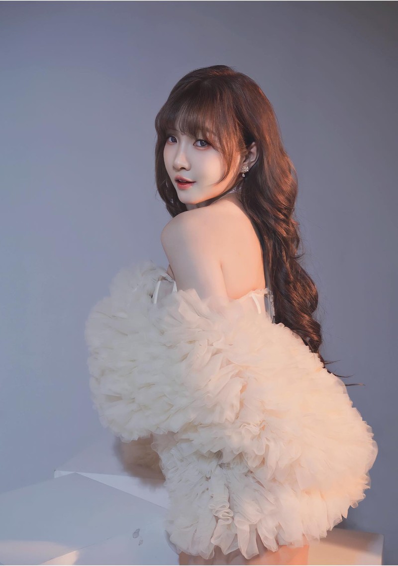 Nu streamer dinh dam Nhu Hexi tha dang khoe doi chan ngoc nga-Hinh-9