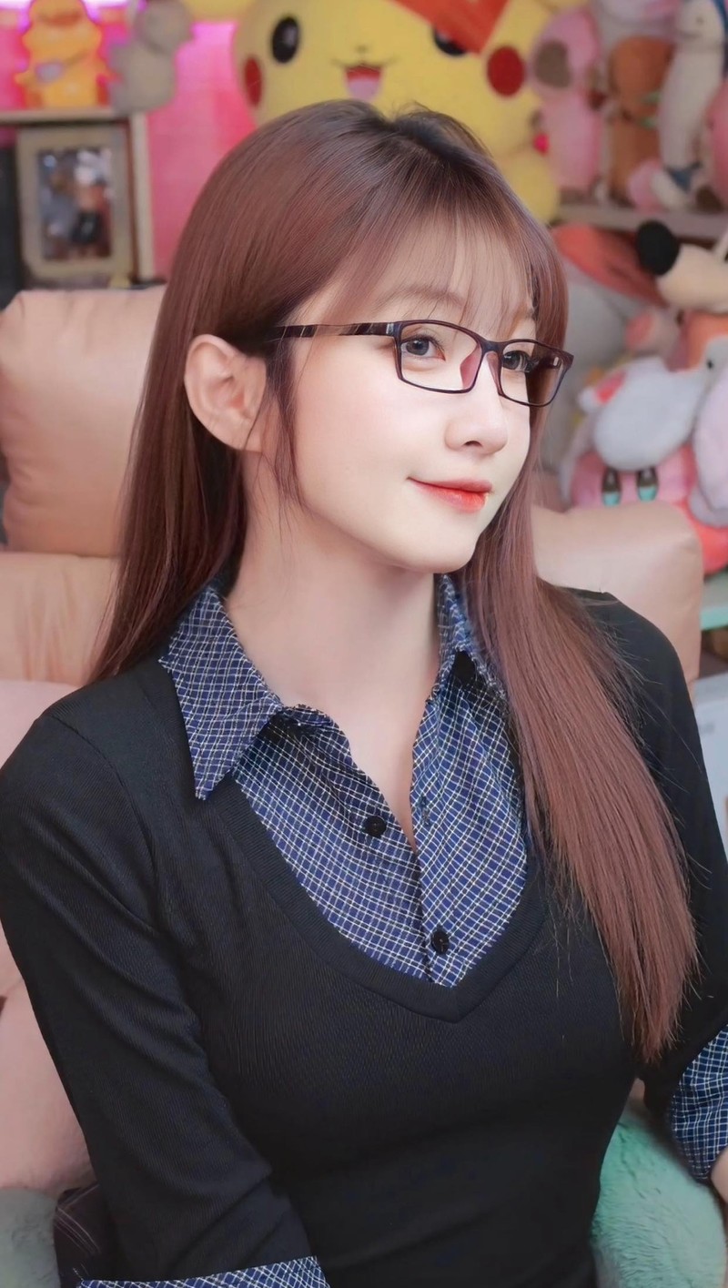Nu streamer dinh dam Nhu Hexi tha dang khoe doi chan ngoc nga