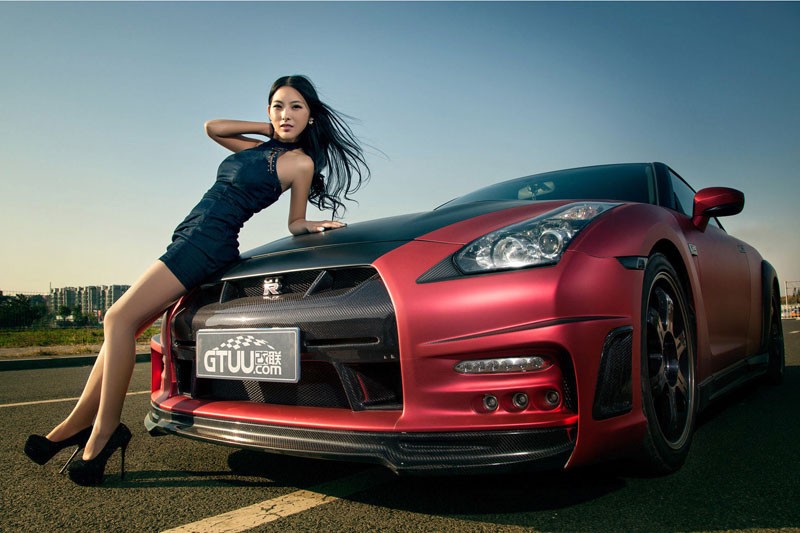 &quot;Bong mat&quot; ngam chan dai ben sieu xe gia re Nissan GT-R-Hinh-7