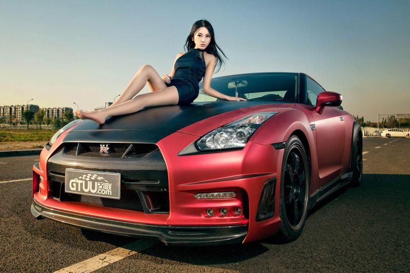 &quot;Bong mat&quot; ngam chan dai ben sieu xe gia re Nissan GT-R