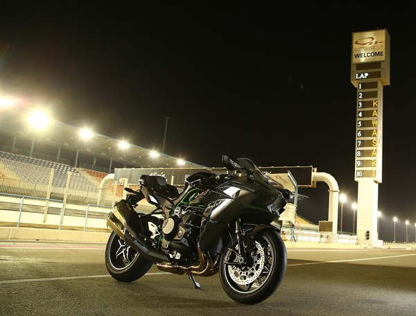 Chong mat khi Kawasaki Ninja H2R dat van toc tren 354 km/h-Hinh-4