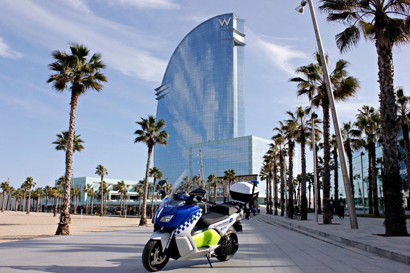 Dan BMW maxi-scooter chat lu cua canh sat Barcelona-Hinh-2