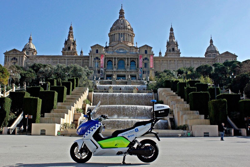 Dan BMW maxi-scooter chat lu cua canh sat Barcelona-Hinh-3