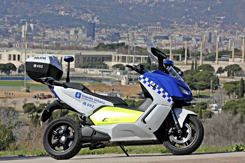 Dan BMW maxi-scooter chat lu cua canh sat Barcelona-Hinh-9