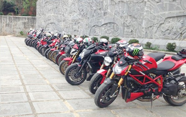 Dan moto Ducati chuan bi hanh quan thien nguyen Son La-Hinh-4