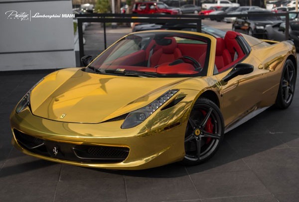 Showroom Lamborghini bán cả siêu xe Ferrari mạ vàng