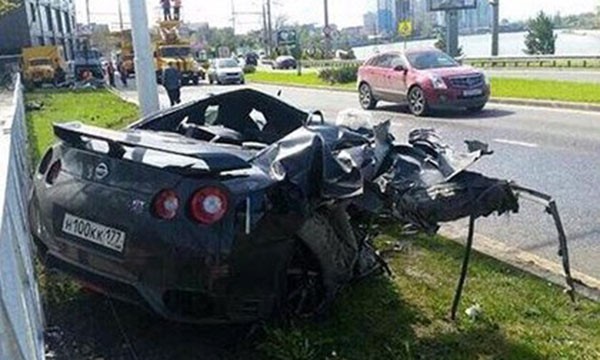 Sieu xe Nissan GT-R nat bet va chu xe may man den kho tin