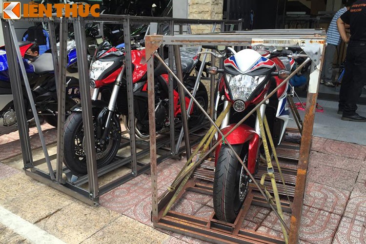  Detalles de la pareja Honda CB1 0R acaban de aterrizar en Saigón