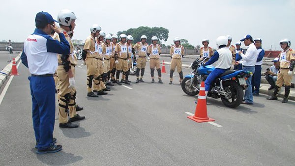 Chuyen gia Nhat dao tao ky nang lai xe moto Pkl cho CSGT-Hinh-3