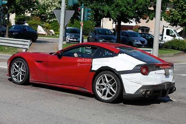 Ferrari F12 Berlinetta bat ngo lo dien phien ban moi-Hinh-2