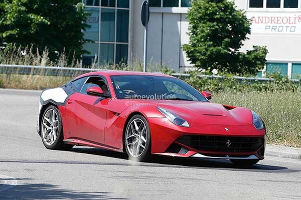 Ferrari F12 Berlinetta bat ngo lo dien phien ban moi