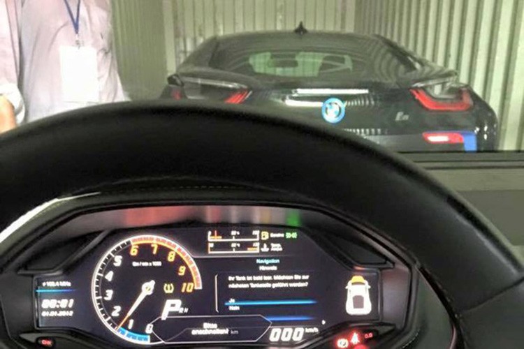 Khui thung 2 sieu xe tien ty Huracan va BMW i8 tai VN-Hinh-7