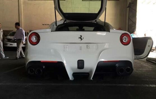 Sieu xe Ferrari F12 Berlinetta bat ngo cap ben Viet Nam-Hinh-2