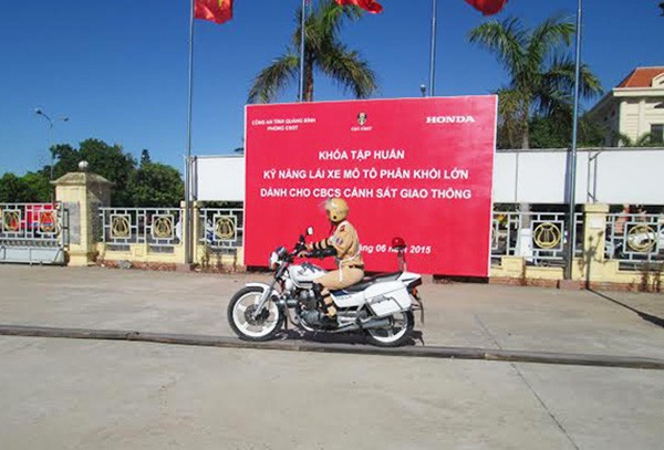 HVN tap huan lai xe moto PKL cho CSGT tinh Quang Binh