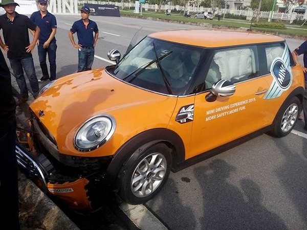 Ha Noi: Lai thu xe sang, khach dam bep dau Mini Cooper