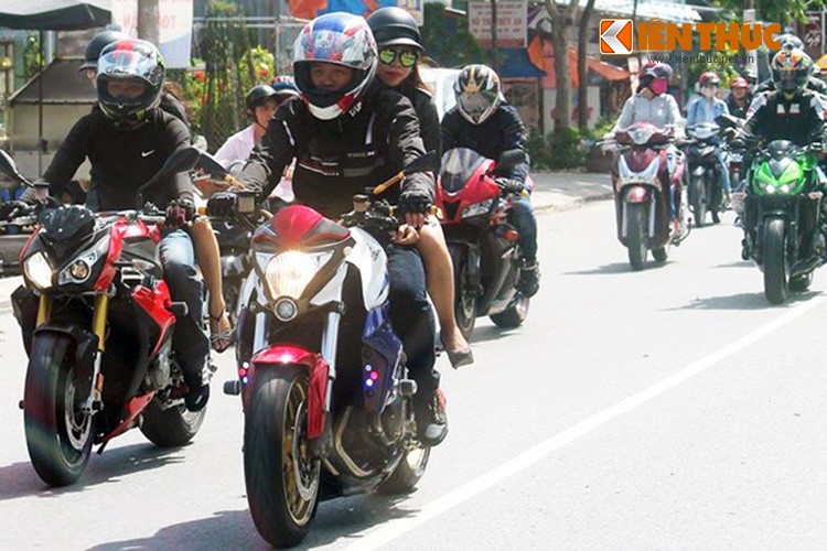 Hang chuc chiec Kawasaki Z1000 lan banh ve mien Tay-Hinh-7