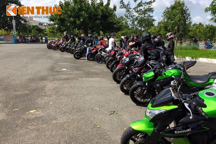 Hang chuc chiec Kawasaki Z1000 lan banh ve mien Tay