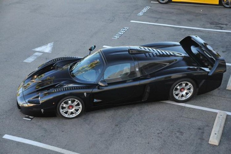 Dau gia chiec Maserati MC12 