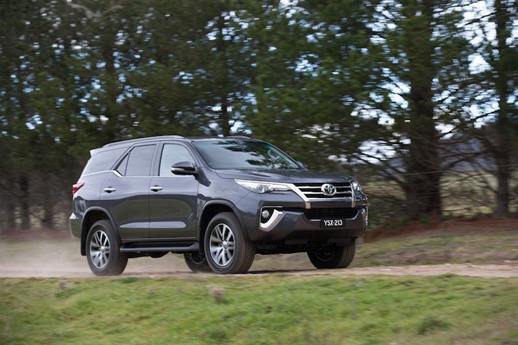 Toyota Fortuner 2016 co gia tu 700 trieu dong voi 5 phien ban