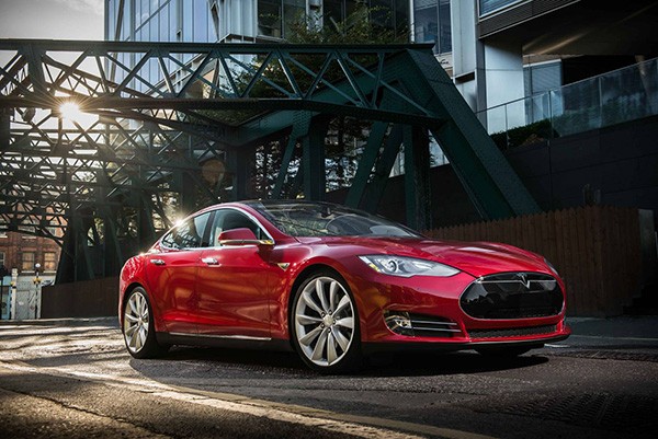 Tesla Model S P90D sap ra mat se co che do “lo bich”