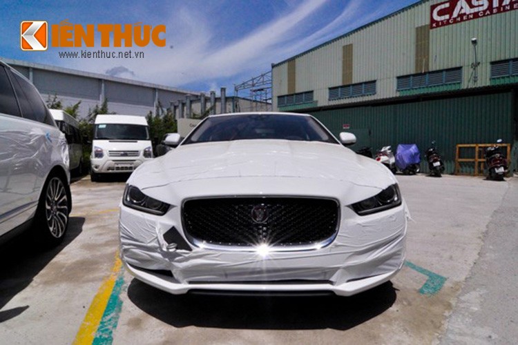 Sedan hang sang Jaguar XE 2015 dau tien cap ben Viet Nam-Hinh-3