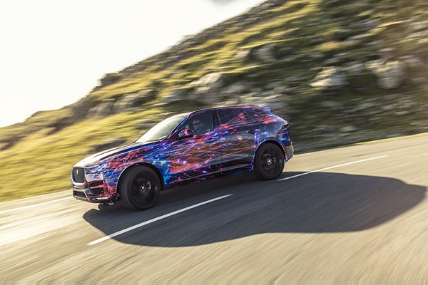 Jaguar tung video SUV F-Pace 