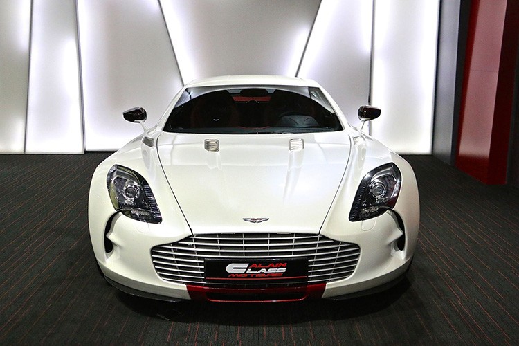 Aston Martin One-77 trang 'tinh khoi