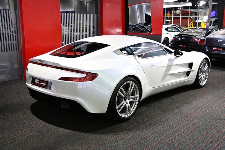 Aston Martin One-77 trang 'tinh khoi