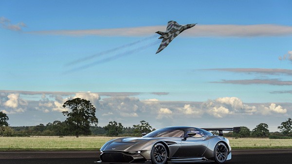 Aston Martin Vulcan mat dat dien kien Avro Vulcan tren troi-Hinh-2