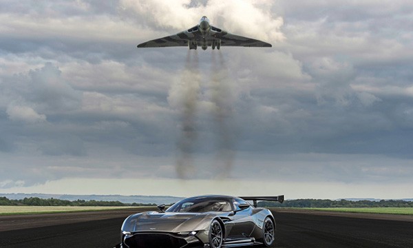 Aston Martin Vulcan mat dat dien kien Avro Vulcan tren troi