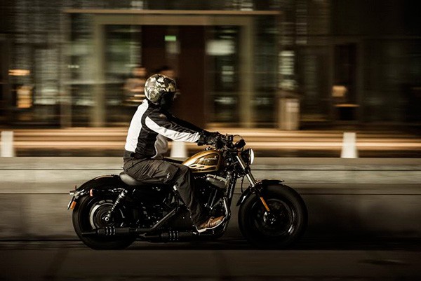 Lai xe, trung chien ma Harley-Davidson Dark Custom-Hinh-3