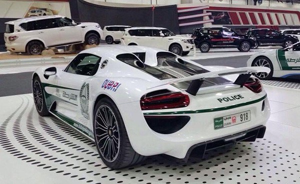 Porsche 918 Spyder ra nhap luc luong canh sat Dubai-Hinh-2