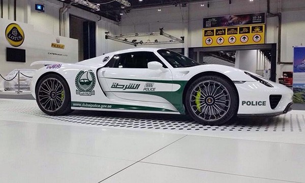 Porsche 918 Spyder ra nhap luc luong canh sat Dubai