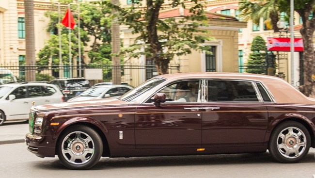 Rolls-Royce Phantom Lua Thieng 51 ty lan banh tai Ha Noi-Hinh-13