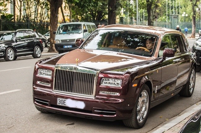 Rolls-Royce Phantom Lua Thieng 51 ty lan banh tai Ha Noi