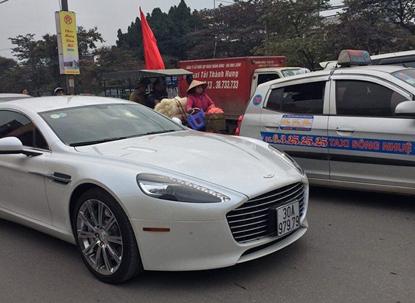 Sieu xe Aston Martin Rapide S lan dau lan banh tai Ha Noi-Hinh-2