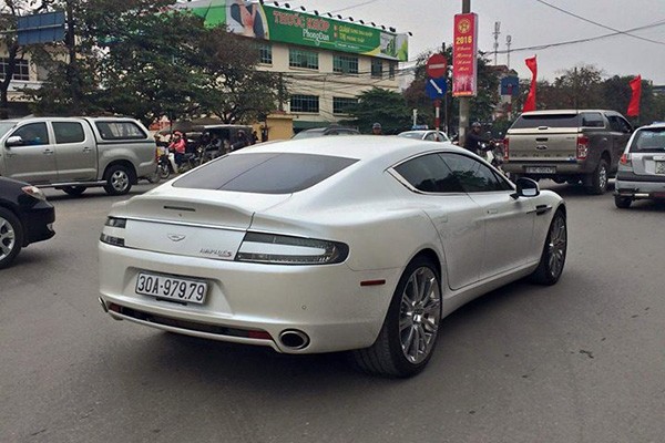 Sieu xe Aston Martin Rapide S lan dau lan banh tai Ha Noi-Hinh-3