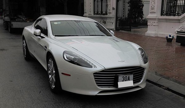 Sieu xe Aston Martin Rapide S lan dau lan banh tai Ha Noi