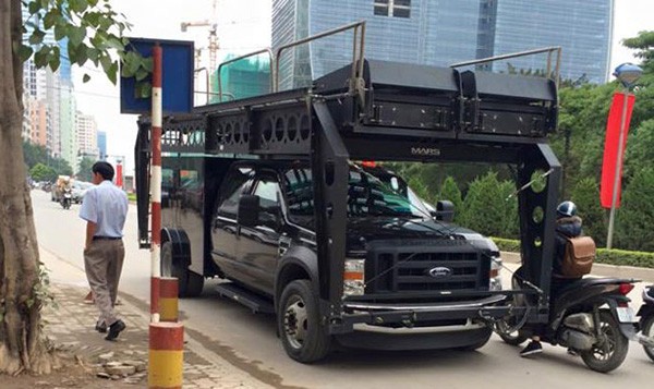 Sieu xe chong khung bo Ford F550 Super Duty tai Ha Noi