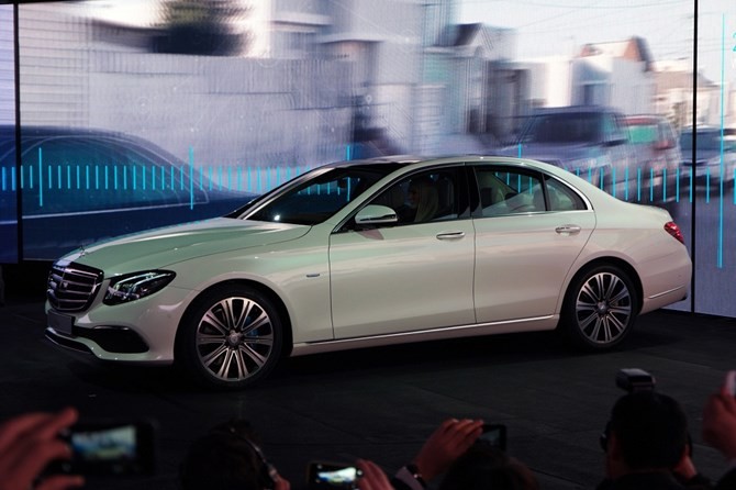 Mercedes-Benz ra mat sedan hang sang E-Class moi-Hinh-7