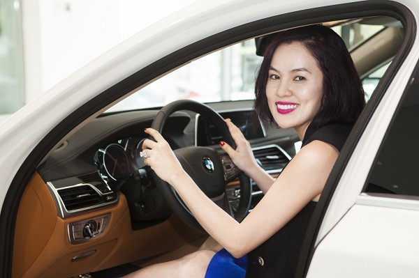 A hau doanh nhan Phuong Le sam xe sang BMW hon 4 ty-Hinh-4